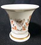 VASO EM PORCELANA FRANCESA  COM DECORAÇÃO DE GUIRLANDASD ESCUDO E FRISO DOURADO. MEDIDAS: 10 X 10,5 CM