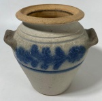 Pote em cerâmica pintado. Medidas: 20 cm de altura x 14 cm bocal