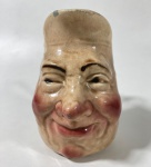 SARREGUEMINES- Toby Jug confeccionado  em faiança  esmaltada em policromia representando rosto. Carimbo e relevo no verso, com marcas do tempo. Medidas: 15 cm