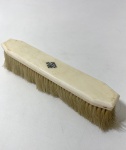 ESCOVA ANTIGA DE CABO EM MARFIM   EUROPA, SÉC. XIX/XX - CABO RETO EM MARFIM NATURAL CERDAS CLARAS NATURAIS E MONOGRAMA GRAVADO AO CENTRO. PEÇA PERTENCENTE A UM ANTIGO JOGO DE TOUCADOR FEMININO.PROCEDÊNCIA FRANÇA OU INGLATERRA, C. 1900.ESTILO: BELLE ÉPOQUE / EDWARDIANO.MEDIDAS: 18 CM.
