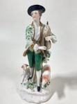 Esculturas em porcelana europeia, representando jovem pastor em porcelana esmaltada, Apresenta  lasca em baixo do chapéu e restauro não profissional na patinhas de um animal. Medidas: 16 x 7 cm.