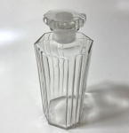 FRASCO DE PERFUME  EM CRISTAL INCOLOR FACETADO COM TAMPA GEOMÉTRICA, PROCEDÊNCIA: FRANÇA OU BÉLGICA, C. 1920 - .FORMATO HEXAGONAL E CORTES VERTICAIS EM RELÉVO. TIPOLOGIA CARACTERÍSTICA DOS ANOS 1930, ATRIBUÍVEL A CRISTALLERIE DE BACCARAT OU VAL SAINT-LAMBERT. - ESTILO: ART DÉCO.MEDIDAS: 19 CM ALT. - CONSERVAÇÃO EXCELENTE.