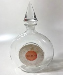 RARO FRASCO GUERLAIN FLEUR DE FEU  FRANÇA, C. 1950 - FRASCO REDONDO EM CRISTAL INCOLOR COM TAMPA CÔNICA, RÓTULO ORIGINAL EAU DE COLOGNE GUERLAIN  FLEUR DE FEU, EM TIPOGRAFIA EM RELEVO NO VIDRO. RARO FRASCO DE COLEÇÃO DA MAISON GUERLAIN, CRIADO POR JEAN-PAUL GUERLAIN EM 1955.PROCEDÊNCIA: FRANÇA, MAISON GUERLAIN, PARIS.ESTILO: MID-CENTURY FRANCÊS.MEDIDAS: 25 m alt.CONSERVAÇÃO: EXCELENTE PARA A ÉPOCA. Marcado em alto relevo na base Guerlain .