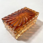 *BACCARAT - FRANÇA, - CAIXA RETANGULAR EM CRISTAL MACIÇO LAPIDAÇÃO BOMBOO TORS  LAPIDAÇÃO PROFUNDA E SUPERFÍCIE POLIDA EM ESTILO PALMETTE SOLEIL. BASE MARCA INCISA BACCARAT FRANCE.  MEDIDAS: 4 X 5 X 9 CM. APRESENTA IMPERCEPTÍVEL BICADO ABAIXO NA TAMPA.