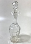 DECANTER EM CRISTAL LAPIDADO COM TAMPA FACETADA-  FRANÇA, SÉC. XIX - CRISTAL INCOLOR DE ELEGANTE FORMA ANELADA. COM TAMPA FACETADA POLIGONAL. LAPIDAÇÃO EM SEIS PAINÉIS VERTICAIS E PESCOÇO ABALADO.  ESTILO: BELLE ÉPOQUE. - MEDIDAS: 25 cm alt.