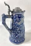 JARRA EM GRÉS AZUL COM TAMPA DE ESTANHO  PROCEDÊNCIA  ALEMANHA, - JARRA GERMAN BEER STEIN EM GRÉS SALINADO AZUL COBALT COM TAMPA ARTICULADA EM ESTANHO RICAMENTE TRABALHADA. DECORAÇÃO EM BAIXO-RELEVO COM CENA DE CAMPONESES E VINHA. ESTILO: RENASCENTISTA REVIVAL. MEDIDAS: 29 CM ALT.