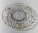 BACCARAT - PRATO EM CRISTAL BACCARAT, DECORAÇÃO DOURADA, C. 19251935 -  CRISTAL INCOLOR FINO, DE EXCEPCIONAL TRANSPARÊNCIA, COM DECORAÇÃO EM OURO APLICADO MANUALMENTE REPRESENTANDO RAMOS FLORAIS E FILETE NA BORDA.- GRAVADO À RODA COM PADRÃO GEOMÉTRICO RADIAL NO CENTRO, TRABALHO TÍPICO DAS PEÇAS DE MESA PRODUZIDAS PELA BACCARAT (FRANÇA) ENTRE AS DÉCADAS DE 1920 E 1930. -  O MODELO APRESENTA CARACTERÍSTICAS DOS SERVIÇOS DE MESA DO PERÍODO ART DÉCO, COMBINANDO DELICADEZA E PRECISÃO NA GRAVAÇÃO. PRODUZIDO EM CRISTAL SOPRADO E POLIDO À RODA, COM APLICAÇÃO DE OURO 24 K PELA TÉCNICA DE DÉCOR À LOR FIN. -  DIÂMETRO: 22 CM PERÍODO: C. 19251935REFERÊNCIA: CATÁLOGO BACCARAT 1926 (SERVICE À DESSERT DORÉ), ARCHIVES NATIONALES DE BACCARAT, FRANCE. MEDIDAS: 20 CM