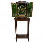 EXCEPCIONAL LOTE  WMF (WÜRTTEMBERGISCHE METALLWARENFABRIK)  FAQUEIRO  EM PRATA 90 COM MÓVEL ART NOUVEAU, SÉC. XIX-  FAQUEIRO EM PRATA ESTRANGEIRA, PRODUÇÃO WMF  WÜRTTEMBERGISCHE METALLWARENFABRIK (ALEMANHA), ACOMPANHADO DE MÓVEL ESTILO ART NOUVEAU EM MADEIRA ESCURA, COM APLICAÇÕES ORNAMENTAIS EM METAL NAS PORTAS E LATERAIS, ELEGANTES PEGA-MÃOS COM DESENHO TÍPICO DO ESTILO. INTERIOR REVESTIDO EM VELUDO VERDE ORIGINAL, COM SUPORTES PARA OS TALHERES.- O CONJUNTO COMPREENDE: 8 PORTA-TALHERES, 1 PORTA-GUARDANAPO, 12 FACAS GRANDES, 12 GARFOS GRANDES , 12 GARFOS PEQUENOS, 12 FACAS PEQUENAS, 12 COLHERES DE SOPA, 10 COLHERES DE SOBREMESA, 5 COLHERES DE CHÁ, 1 CONCHA DE SERVIR, 1 COLHER SERVIR,  (METAL PRATEADO), 4 TALHERES DE SERVIR EM MARFIM E CABOS EM METAL PRATEADO -1 TALHER DE SERVIR EM PRATA DE LEI DE CONTRATADA DE OUTRA MANUFATURA,   CONJUNTO DE ALTO PADRÃO, REFLETINDO O LUXO DA PRODUÇÃO WMF, COMBINANDO DESIGN DECORATIVO ART NOUVEAU NO MÓVEL E ELEMENTOS ART DÉCO NOS TALHERES DE SERVIR.MEDIDAS DO MÓVEL: ALTURA 153 CM, / LARGURA 37 CM  E COMPRIMENTO 63 CM