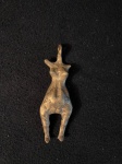 Pequena escultura em bronze, não assinada. Medidas: 10 x 3 cm
