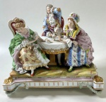 GRUPO EM PORCELANA DE  SAXE, SÉCULO XIX REPERESENTANDO UM GRUPO DE 3 PERSONAGENS TOMANDO CHA  RICAMENTE TRABALHADO AO ESTILO ROCOCO. COM A MARCA DE UM ESCUDO NA BASE E AO LADO A LETRA M, PEÇA NUMERADA 570 -MEDIDAS: 24 X 26 X 18  CM - PERFEITO ESTADO