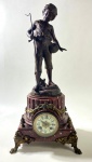 AUGUSTO MOREAU-GRANDE RELÓGIO DE MESA BASE EM MAROMRE E BRONZE MOSTRADOR DE PORCELANA  NUMEROS ROMANOS BORDA EM BRONZE , ASSINADO, POSSUI  FIGURA EM PETIT BRONZE ASSINADO POR AUGUSTO MOREAU REPRESENTANDO UM MENINO PESCADO. MEDIDAS: 56 CM DE ALTURA