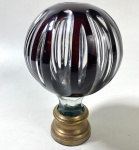 BOULE D'ESCALIER OU PINHA DE ESCADA -FRANÇA- EM CRISTAL FACETADO NA COR VINHO, BASE EM BRONZE. MEDIDAS: 17 CM DE ALTURA