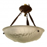 ART'DECO- PLAFON ART'DECO, FRANÇA, CIRCA 1920 EM VIDRO SATINE COM FIGURAS EM ALTO RELEVO, ARMAÇÃO EM BRONZE. MEDIDAS: 34 CM DE ALTURA X 34 CM DE DIÂMETRO, MODELO SCHNEIDER