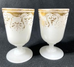 OPALINA BACCARAT- Par de taças em opalina Baccarat com decoração em dourado. Medidas: 12 cm de altura