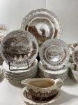 PORCELANA INGLESA - Aparelho para jantar em porcelana inglesa nas cores branca e marrom, decorado com paisagem padrão fazendinha, bordas levemente onduladas. Conjunto composto por 24 pratos rasos, 12 pratos fundos, 12 pratos para sobremesa, 12 pratos para pão, 4 travessas ovais, 3 travessas fundas, 1 sopeira grande, 1 sopeira pequena e 1 molheira. Total 70 peças.