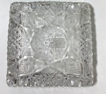 Prato para aperitivo em vidro lapidado. Medidas 14 x 14 cm