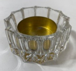 SCHNEIDER -  ASSINADO - PORTA VELAS  OU CENTRINHO EM CRISTAL INCOLOR PROFUNDA LAPIDAÇÃO, INTERNO EM METAL DOURADO. MEDIDAS: 4 X 8 CM