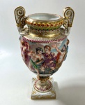 ÃNFORA EM PORCELANA CAPODIMONTE, ITÁLIA, SÉC XIX, MEDIDAS: 42 CM . CURIOSIDADES: A MANUFATURA CAPODIMONTE FOI FUNDADA EM 1743 PELO REI CARLOS DE BOURBON , NO PALÁCIO DE CAPODIMONTE EM NÁPOLES, SUAS CRIAÇÕES EM ESTILO ROCOCÓ, UTILIZAVAM A PASTA MOLE QUE É MAIS MALEÁVEL, DEIXANDO UMA TEXTURA MAIS AVELUDADA. SUA CARACTERÍSTICA É MARCADA  COM n COROADO QUE REPRESENTA A PRIMEIRA LETRA DE NÁPOLES E A COROA POR SER UMA MANUFATURA REAL.