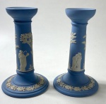 WEDGWOOD - PAR DE CASTIÇAIS EM JASPER AZUL E BRANCO COM FIGURAS EM ALTO RELEVO COM MOTIVOS NEOCLÁSSICO E GUIRLANDAS, MARCADO EM BAIXO RELEVO WEDGWOOD ENGLAND. MEDIDAS: 17 CM . CURIOSIDADES: EM 1738 COMEÇARAM AS ESCAVAÇÕES DE POMPEIA E HERCULANO PRÓXIMO DE NÁPOLES NA ITÁLIA CRIANDO A PARTIR DESSA ÉPOCA, NA EUROPA, UM NOVO INTERESSE AO ESTILO NEOCLÁSSICO. EM 1759, JOSIAH WEDGWOOD FUNDOU UMA MANUFATORA DE PORCELANA INSPIRADA EM MOTIVOS  DA ANTIGUIDADE CLÁSSICA, TORNANDO SUA EMPRESA CONSAGRADA MUNDIALMENTE. AS PEÇAS ERAM REALIZADAS COM UM TIPO DE MATERIAL AO QUAL FOI DADO O NOME DE JASPER.