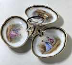 DRESDEN - ALEMANHA SÉC. XIX -PETISQUEIRA COM TRÊS DIVISÓRIAS  EM PORCELANA DE DRESDEN COM IMAGENS DE CENAS GALANTES ,  DATADA 1871 NO VERSO. MEDIDAS: 11 X 33 X 33 CM