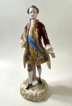 DRESDEN - ALEMANHA, SÉC XIX -GRANDE ESTATUETA EM PORCELANA DE DRESDEN, REPRESENTANDO UM FIDALGO, EM BOAS CONDIÇÕES FALTA SOMENTE UM DEDO, VEJA FOTO. MEDIDAS:  35 CM. FAZ PAR COM O LOTE 65