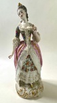 DRESDEN - ALEMANHA, SÉC XIX -GRANDE ESTATUETA EM PORCELANA DE DRESDEN, REPRESENTANDO DAMA NOBRE COROADA SEGURANDO UM LEQUE, EM BOAS CONDIÇÕES FALTA SOMENTE UM DEDO, VEJA FOTO. MEDIDAS:  35 CM. FAZ PAR COM O LOTE 64