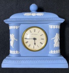 WEDGWOOD- ENGLAND- RELÓGIO DE MESA EM JASPER AZUL E BRANCO EM ESTILO NEOCLÁSSICO WEDGWOOD. MEDIDAS: 17 X 15 CM - CURIOSIDADES: EM 1738 COMEÇARAM AS ESCAVAÇÕES DE POMPEIA E HERCULANO PRÓXIMO DE NÁPOLES NA ITÁLIA CRIANDO A PARTIR DESSA ÉPOCA, NA EUROPA, UM NOVO INTERESSE AO ESTILO NEOCLÁSSICO. EM 1759, JOSIAH WEDGWOOD FUNDOU UMA MANUFATORA DE PORCELANA INSPIRADA EM MOTIVOS DA ANTIGUIDADE CLÁSSICA, TORNANDO SUA EMPRESA CONSAGRADA MUNDIALMENTE. AS PEÇAS ERAM REALIZADAS COM UM TIPO DE MATERIAL AO QUAL FOI DADO O NOME DE JASPER.