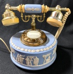 WEDGWOOD- ENGLAND- TELEFONE EM JASPER AZUL E BRANCO WEDGWOOD-MEDIDAS: 19 X 17 X 25 CM CURIOSIDADES: EM 1738 COMEÇARAM AS ESCAVAÇÕES DE POMPEIA E HERCULANO PRÓXIMO DE NÁPOLES NA ITÁLIA CRIANDO A PARTIR DESSA ÉPOCA, NA EUROPA, UM NOVO INTERESSE AO ESTILO NEOCLÁSSICO. EM 1759, JOSIAH WEDGWOOD FUNDOU UMA MANUFATORA DE PORCELANA INSPIRADA EM MOTIVOS DA ANTIGUIDADE CLÁSSICA, TORNANDO SUA EMPRESA CONSAGRADA MUNDIALMENTE. AS PEÇAS ERAM REALIZADAS COM UM TIPO DE MATERIAL AO QUAL FOI DADO O NOME DE JASPER.