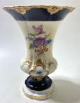 MEISSEN- ALEMANHA SÉC XIX - ÂNFORA EM PORCELANA DE MEISSEN COM DECORAÇÃO FLORAL AO CENTRO, BASE E BORDA EM AZUL COBALTO E DOURADO EM ALTO RELEVO, RESTAURADA. MEDIDAS: 24x17,5 CM  NO ESTADO, VEJA FOTOS
