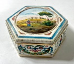 CAPODIMONTE- ITÁLIA - CAIXA EM PORCELANA CAPODIMONTE, CENA CAMPONESA E GRIFOS (SIMBOLIZANDO PODER E GUIARDIÕES DE TESOUROS) MEDIDAS:  11 CM.  CURIOSIDADES: A MANUFATURA CAPODIMONTE FOI FUNDADA EM 1743 PELO REI CARLOS DE BOURBON , NO PALÁCIO DE CAPODIMONTE EM NÁPOLES, SUAS CRIAÇÕES EM ESTILO ROCOCÓ, UTILIZAVAM A PASTA MOLE QUE É MAIS MALEÁVEL, DEIXANDO UMA TEXTURA MAIS AVELUDADA. SUA CARACTERÍSTICA É MARCADA COM n COROADO QUE REPRESENTA A PRIMEIRA LETRA DE NÁPOLES E A COROA POR SER UMA MANUFATURA REAL.