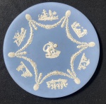 WEDGWOOD- ENGLAND - PRATO EM JASPER AZUL E BRANCO, DECORADO COM CRIANÇAS E CUPIDOS. MEDIDAS: 23 CM. CURIOSIDADES: EM 1738 COMEÇARAM AS ESCAVAÇÕES DE POMPEIA E HERCULANO PRÓXIMO DE NÁPOLES NA ITÁLIA CRIANDO A PARTIR DESSA ÉPOCA, NA EUROPA, UM NOVO INTERESSE AO ESTILO NEOCLÁSSICO. EM 1759, JOSIAH WEDGWOOD FUNDOU UMA MANUFATORA DE PORCELANA INSPIRADA EM MOTIVOS DA ANTIGUIDADE CLÁSSICA, TORNANDO SUA EMPRESA CONSAGRADA MUNDIALMENTE. AS PEÇAS ERAM REALIZADAS COM UM TIPO DE MATERIAL AO QUAL FOI DADO O NOME DE JASPER.