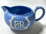 WEDGWOOD- ENGLAND- CREMEIRA EM JASPER AZUL E BRANCO, ABAIXO A DESCRIÇÃO " 1953-PALE BLUE JASPER, MADE IN ENGLAND"  MEDIDAS: 14 X 6 X 10 CM. CURIOSIDADES: EM 1738 COMEÇARAM AS ESCAVAÇÕES DE POMPEIA E HERCULANO PRÓXIMO DE NÁPOLES NA ITÁLIA CRIANDO A PARTIR DESSA ÉPOCA, NA EUROPA, UM NOVO INTERESSE AO ESTILO NEOCLÁSSICO. EM 1759, JOSIAH WEDGWOOD FUNDOU UMA MANUFATORA DE PORCELANA INSPIRADA EM MOTIVOS DA ANTIGUIDADE CLÁSSICA, TORNANDO SUA EMPRESA CONSAGRADA MUNDIALMENTE. AS PEÇAS ERAM REALIZADAS COM UM TIPO DE MATERIAL AO QUAL FOI DADO O NOME DE JASPER.