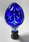 GRANDE BOULE D'ESCALIER OU PINHA DE ESCADA -FRANÇA - EM CRISTAL LAPIDADO NA COR AZUL COM BASE EM BRONZE. MEDIDAS: 23 CM