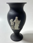WEDGWOOD- ENGLAND - VASO EM JASPER NEGRO E BRANCO COM DECORAÇÃO DE VESTAIS EM ESTILO NEOCLÁSSICO. MEDIDAS: 18 CM. CURIOSIDADES: EM 1738 COMEÇARAM AS ESCAVAÇÕES DE POMPEIA E HERCULANO PRÓXIMO DE NÁPOLES NA ITÁLIA CRIANDO A PARTIR DESSA ÉPOCA, NA EUROPA, UM NOVO INTERESSE AO ESTILO NEOCLÁSSICO. EM 1759, JOSIAH WEDGWOOD FUNDOU UMA MANUFATORA DE PORCELANA INSPIRADA EM MOTIVOS DA ANTIGUIDADE CLÁSSICA, TORNANDO SUA EMPRESA CONSAGRADA MUNDIALMENTE. AS PEÇAS ERAM REALIZADAS COM UM TIPO DE MATERIAL AO QUAL FOI DADO O NOME DE JASPER.