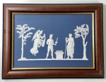 WEDGWOOD - ENGLAND - PALACA DE PAREDE EMOLDURADA , EM JASPER AZUL E BRANCO COM MOTIVOS EM ESTILO NEOCLÁSSICO, MANUFATURA NO VERSO EM BAIXO RELEVOMEDIDAS: 28 X 19 CM  / COM MOLDURA 36 X 27 CM. CURIOSIDADES: EM 1738 COMEÇARAM AS ESCAVAÇÕES DE POMPEIA E HERCULANO PRÓXIMO DE NÁPOLES NA ITÁLIA CRIANDO A PARTIR DESSA ÉPOCA, NA EUROPA, UM NOVO INTERESSE AO ESTILO NEOCLÁSSICO. EM 1759, JOSIAH WEDGWOOD FUNDOU UMA MANUFATORA DE PORCELANA INSPIRADA EM MOTIVOS DA ANTIGUIDADE CLÁSSICA, TORNANDO SUA EMPRESA CONSAGRADA MUNDIALMENTE. AS PEÇAS ERAM REALIZADAS COM UM TIPO DE MATERIAL AO QUAL FOI DADO O NOME DE JASPER.