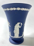 WEDGWOOD - ENGLAND - VASO EM JASPER AZUL ESCURO E BRANCO COM MOTIVOS EM ESTILO NEOCLÁSSICO, MANUFATURA NO VERSOS EM BAIXO RELEVO. MEDIDAS: 18 CM