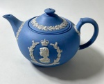 WEDGWOOD- ENGLAND- BULE EM JASPER AZUL E BRANCO COM DECORAÇÃO EM HOMENAGEM A COROAÇÃO DA RAINHA ELIZABETH EM 1953, MARCADO NA BASE EM BAIXO RELEVO " 1953 COROATION" MEDIDAS:  22x13x14cm- CURIOSIDADES: EM 1738 COMEÇARAM AS ESCAVAÇÕES DE POMPEIA E HERCULANO PRÓXIMO DE NÁPOLES NA ITÁLIA CRIANDO A PARTIR DESSA ÉPOCA, NA EUROPA, UM NOVO INTERESSE AO ESTILO NEOCLÁSSICO. EM 1759, JOSIAH WEDGWOOD FUNDOU UMA MANUFATORA DE PORCELANA INSPIRADA EM MOTIVOS DA ANTIGUIDADE CLÁSSICA, TORNANDO SUA EMPRESA CONSAGRADA MUNDIALMENTE. AS PEÇAS ERAM REALIZADAS COM UM TIPO DE MATERIAL AO QUAL FOI DADO O NOME DE JASPER.