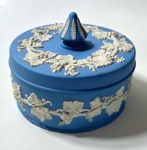 WEDGWOOD - ENGLAND - CAIXA EM JASPER COM DECORAÇÃO DE GUIRLANDAS E FOLHAS DE PARREIRAS E UVAS.  MEDIDAS: 12 cm. CURIOSIDADES: EM 1738 COMEÇARAM AS ESCAVAÇÕES DE POMPEIA E HERCULANO PRÓXIMO DE NÁPOLES NA ITÁLIA CRIANDO A PARTIR DESSA ÉPOCA, NA EUROPA, UM NOVO INTERESSE AO ESTILO NEOCLÁSSICO. EM 1759, JOSIAH WEDGWOOD FUNDOU UMA MANUFATORA DE PORCELANA INSPIRADA EM MOTIVOS DA ANTIGUIDADE CLÁSSICA, TORNANDO SUA EMPRESA CONSAGRADA MUNDIALMENTE. AS PEÇAS ERAM REALIZADAS COM UM TIPO DE MATERIAL AO QUAL FOI DADO O NOME DE JASPER.