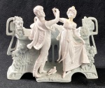 FLOREIRA EM BISCUIT EUROPEU, FINAL DO SÉCULO XIX COM UMA RICA REPRESENTAÇÃO DE CASAL NOBRE EM CENA ROMÂNTICA. APRESENTA FALHAS NOS DEDOS, VEJA FOTO-MEDIDAS: 17 CM.
