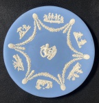 WEDGWOOD- ENGLAND - PRATO EM JASPER AZUL E BRANCO, DECORADO COM CRIANÇAS E CUPIDOS. MEDIDAS: 23 CM. CURIOSIDADES: EM 1738 COMEÇARAM AS ESCAVAÇÕES DE POMPEIA E HERCULANO PRÓXIMO DE NÁPOLES NA ITÁLIA CRIANDO A PARTIR DESSA ÉPOCA, NA EUROPA, UM NOVO INTERESSE AO ESTILO NEOCLÁSSICO. EM 1759, JOSIAH WEDGWOOD FUNDOU UMA MANUFATORA DE PORCELANA INSPIRADA EM MOTIVOS DA ANTIGUIDADE CLÁSSICA, TORNANDO SUA EMPRESA CONSAGRADA MUNDIALMENTE. AS PEÇAS ERAM REALIZADAS COM UM TIPO DE MATERIAL AO QUAL FOI DADO O NOME DE JASPER