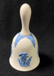 WEDGWOOD - ENGLAND- SINETA EM JASPER BRANCA E AZUL  EM ALTO RELEVO DECORADO COM  CUPIDOS. MEDIDAS: 12 CM. CURIOSIDADES: EM 1738 COMEÇARAM AS ESCAVAÇÕES DE POMPEIA E HERCULANO PRÓXIMO DE NÁPOLES NA ITÁLIA CRIANDO A PARTIR DESSA ÉPOCA, NA EUROPA, UM NOVO INTERESSE AO ESTILO NEOCLÁSSICO. EM 1759, JOSIAH WEDGWOOD FUNDOU UMA MANUFATORA DE PORCELANA INSPIRADA EM MOTIVOS DA ANTIGUIDADE CLÁSSICA, TORNANDO SUA EMPRESA CONSAGRADA MUNDIALMENTE. AS PEÇAS ERAM REALIZADAS COM UM TIPO DE MATERIAL AO QUAL FOI DADO O NOME DE JASPER.