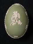 WEDGWOOD - ENGLAND - CAIXA EM JASPER VERDE E BRANCO NA FORMA DE OVO. MEDIDAS: 10,5 CM CURIOSIDADES: EM 1738 COMEÇARAM AS ESCAVAÇÕES DE POMPEIA E HERCULANO PRÓXIMO DE NÁPOLES NA ITÁLIA CRIANDO A PARTIR DESSA ÉPOCA, NA EUROPA, UM NOVO INTERESSE AO ESTILO NEOCLÁSSICO. EM 1759, JOSIAH WEDGWOOD FUNDOU UMA MANUFATORA DE PORCELANA INSPIRADA EM MOTIVOS DA ANTIGUIDADE CLÁSSICA, TORNANDO SUA EMPRESA CONSAGRADA MUNDIALMENTE. AS PEÇAS ERAM REALIZADAS COM UM TIPO DE MATERIAL AO QUAL FOI DADO O NOME DE JASPER.