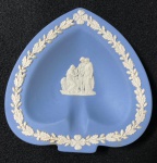 WEDGWOOD- ENGLAND- CINZEIRO EM FORMA DE CORAÇÃO EM JASPER AZUL E BRANCO E DECORAÇÃO MITOLÓGICA. MEDIDAS: 11 CM.  CURIOSIDADES: EM 1738 COMEÇARAM AS ESCAVAÇÕES DE POMPEIA E HERCULANO PRÓXIMO DE NÁPOLES NA ITÁLIA CRIANDO A PARTIR DESSA ÉPOCA, NA EUROPA, UM NOVO INTERESSE AO ESTILO NEOCLÁSSICO. EM 1759, JOSIAH WEDGWOOD FUNDOU UMA MANUFATORA DE PORCELANA INSPIRADA EM MOTIVOS DA ANTIGUIDADE CLÁSSICA, TORNANDO SUA EMPRESA CONSAGRADA MUNDIALMENTE. AS PEÇAS ERAM REALIZADAS COM UM TIPO DE MATERIAL AO QUAL FOI DADO O NOME DE JASPER.