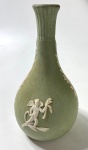 WEDGWOOD-ENGLAND, VASO EM JASPER VERDE E BRANCO COM DECORAÇÃO NEOCLÁSSICA. MEDIDAS: 13,5 CM CURIOSIDADES: EM 1738 COMEÇARAM AS ESCAVAÇÕES DE POMPEIA E HERCULANO PRÓXIMO DE NÁPOLES NA ITÁLIA CRIANDO A PARTIR DESSA ÉPOCA, NA EUROPA, UM NOVO INTERESSE AO ESTILO NEOCLÁSSICO. EM 1759, JOSIAH WEDGWOOD FUNDOU UMA MANUFATORA DE PORCELANA INSPIRADA EM MOTIVOS DA ANTIGUIDADE CLÁSSICA, TORNANDO SUA EMPRESA CONSAGRADA MUNDIALMENTE. AS PEÇAS ERAM REALIZADAS COM UM TIPO DE MATERIAL AO QUAL FOI DADO O NOME DE JASPER.