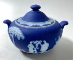 WEDGWOOD ENGLAND- AÇUCAREIRO EM JASPER AZUL ESCURO E BRANCO COM DECORAÇÃO NEOCLÁSSICA. MEDIDAS: 10 CM  CURIOSIDADES: EM 1738 COMEÇARAM AS ESCAVAÇÕES DE POMPEIA E HERCULANO PRÓXIMO DE NÁPOLES NA ITÁLIA CRIANDO A PARTIR DESSA ÉPOCA, NA EUROPA, UM NOVO INTERESSE AO ESTILO NEOCLÁSSICO. EM 1759, JOSIAH WEDGWOOD FUNDOU UMA MANUFATORA DE PORCELANA INSPIRADA EM MOTIVOS DA ANTIGUIDADE CLÁSSICA, TORNANDO SUA EMPRESA CONSAGRADA MUNDIALMENTE. AS PEÇAS ERAM REALIZADAS COM UM TIPO DE MATERIAL AO QUAL FOI DADO O NOME DE JASPER.