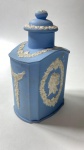 WEDGWOOD- ENGLAND- POTE COM TAMPA EM JASPER AZUL E BRANCO, DECORAÇÃO DE GUIRLANDAS E MEDALÃO CENTRAL. MEDIDAS: 16 CM -CURIOSIDADES: EM 1738 COMEÇARAM AS ESCAVAÇÕES DE POMPEIA E HERCULANO PRÓXIMO DE NÁPOLES NA ITÁLIA CRIANDO A PARTIR DESSA ÉPOCA, NA EUROPA, UM NOVO INTERESSE AO ESTILO NEOCLÁSSICO. EM 1759, JOSIAH WEDGWOOD FUNDOU UMA MANUFATORA DE PORCELANA INSPIRADA EM MOTIVOS DA ANTIGUIDADE CLÁSSICA, TORNANDO SUA EMPRESA CONSAGRADA MUNDIALMENTE. AS PEÇAS ERAM REALIZADAS COM UM TIPO DE MATERIAL AO QUAL FOI DADO O NOME DE JASPER.