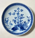 CIA DAS INDIAS - PERÍODO QIANLONG ( 1736-1795) SÉC. XVIII - PRATO EM PORCELANA CIA DAS ÍNDIAS COM DECORAÇÃO DE PAISAGEM EM AZUL E BRANCO, POSSUI FIO DE CABELO E PEQUENO LASCADO NA LATERAL. MEDIDAS: 21 CM