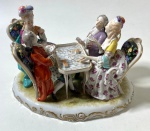 SÈVRES- GRUPO EM PORCELANA DE SÉVRES, REPRESENTANDO QUATRO NOBRES JOGANDO CARTAS, RICAMENTE DETALHADOS. EM PERFEITO ESTADO.