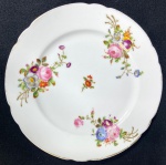 REINEMER E GALLÈ- RARO PRATO RASO EM PORCELANA BRANCA COM RICA DECORAÇÃO FLORAL MULTICOLORIDA , BORDAS SUAVEMENTE ONDULADAS COM FILETE DOURADO, ÓTIMO ESTADO DE  CONSERVAÇÃO MEDIDAS: : 21 cm -  INFORMAÇÕES COMPLEMENTARES PODEM SER ENCONTRADO NO LIVRO "O ART NOUVEAU DE ÈMILE GALLÈ E SEUS CONTEMPORÂNEOS, DE ANDRÉ GUARISSE , PÁGINA 63- AO COMPRAR O PRATO, O ARREMATANTE GANHA UM LIVRO AUTOGRAFADO. CURIOSIDADES : Reinemer e Gallé - Charles Gallé ( pai de Emile Gallé ) iniciou sua pequena manufatura logo após sua sogra ficar viúva, ele adquiriu 50% da pequena sociedade familiar. Este é o primeiro período da empresa que viria a ser conhecida no mundo inteiro como "Gallé "e que mais tarde passou para as mãos de seu filho o genial artista do período Art Nouveau Emile Gallé . Nesse primeiro momento eles produziam cerâmicas artísticas com desenho próprio e de extrema qualidade dos quais ganharam vários prêmios, conquistando o privilegio de vender para o imperador Napoleão III, uma honra para a época, Essas peças hoje raríssimas de serem encontradas, são peças de museu, marcadas no fundo Veuve Reinemer e Galle esse pequeno período podemos afirmar que datam de 1846 a 1854.