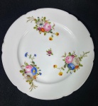 REINEMER E GALLÈ- RARO PRATO RASO EM PORCELANA BRANCA COM RICA DECORAÇÃO FLORAL MULTICOLORIDA , BORDAS SUAVEMENTE ONDULADAS COM FILETE DOURADO, ÓTIMO ESTADO DE  CONSERVAÇÃO MEDIDAS: : 21 cm -COM BICADO, VEJA FOTOS.  INFORMAÇÕES COMPLEMENTARES PODEM SER ENCONTRADO NO LIVRO "O ART NOUVEAU DE ÈMILE GALLÈ E SEUS CONTEMPORÂNEOS, DE ANDRÉ GUARISSE , PÁGINA 63- AO COMPRAR O PRATO, O ARREMATANTE GANHA UM LIVRO AUTOGRAFADO. CURIOSIDADES : Reinemer e Gallé - Charles Gallé ( pai de Emile Gallé ) iniciou sua pequena manufatura logo após sua sogra ficar viúva, ele adquiriu 50% da pequena sociedade familiar. Este é o primeiro período da empresa que viria a ser conhecida no mundo inteiro como "Gallé "e que mais tarde passou para as mãos de seu filho o genial artista do período Art Nouveau Emile Gallé . Nesse primeiro momento eles produziam cerâmicas artísticas com desenho próprio e de extrema qualidade dos quais ganharam vários prêmios, conquistando o privilegio de vender para o imperador Napoleão III, uma honra para a época, Essas peças hoje raríssimas de serem encontradas, são peças de museu, marcadas no fundo Veuve Reinemer e Galle esse pequeno período podemos afirmar que datam de 1846 a 1854.